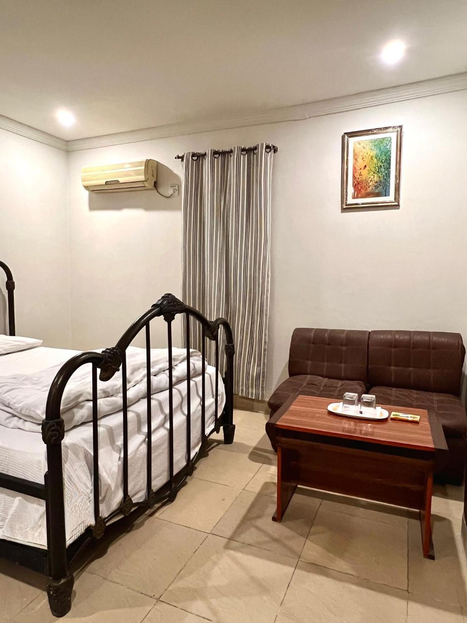 Hotel Babar House Faisalabad Exterior foto